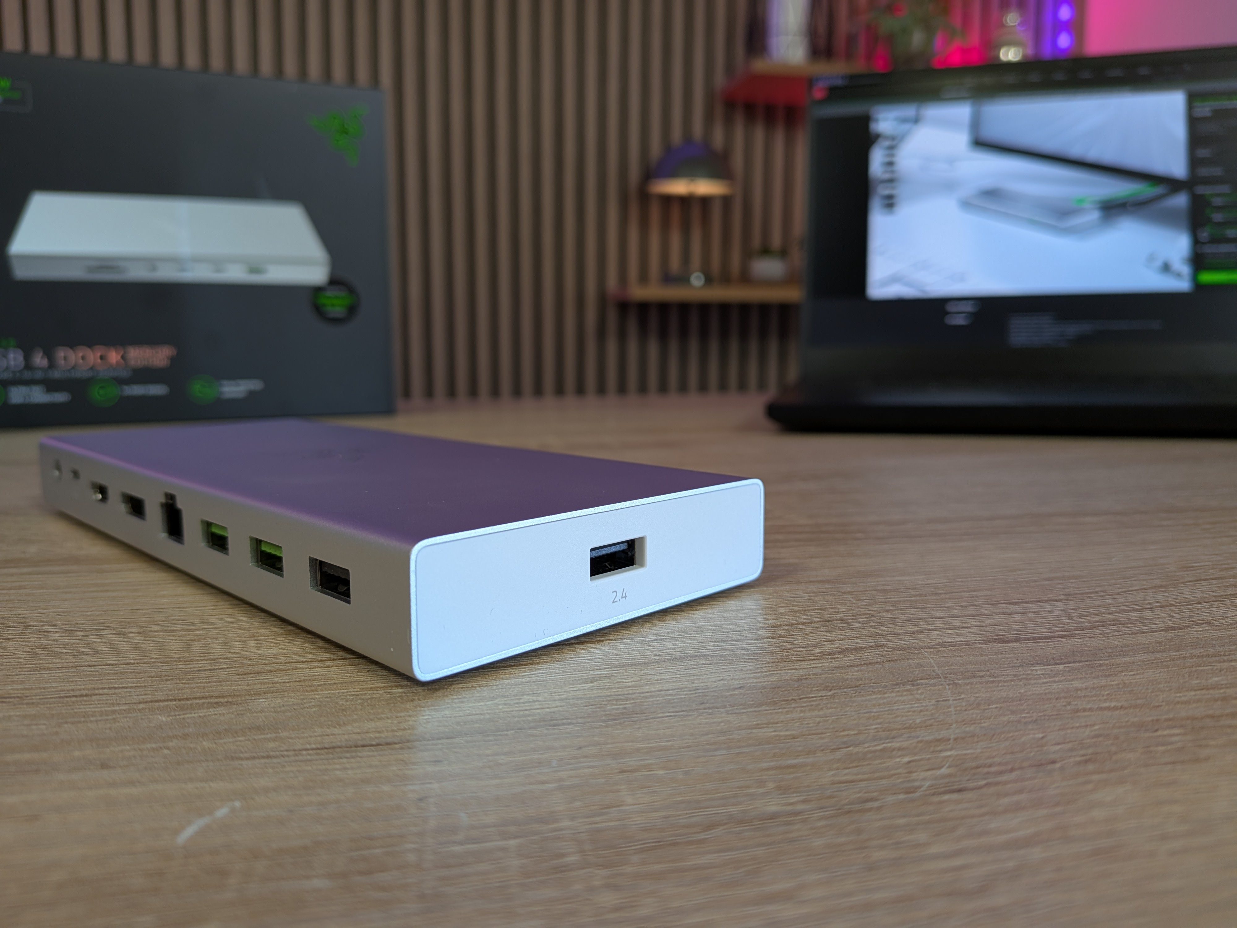 Razer USB 4 Dock side.jpg